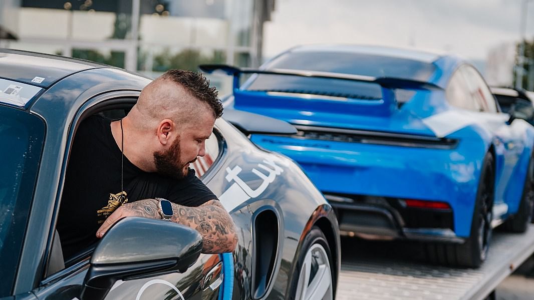 Majiteľ pri naloženom Porsche